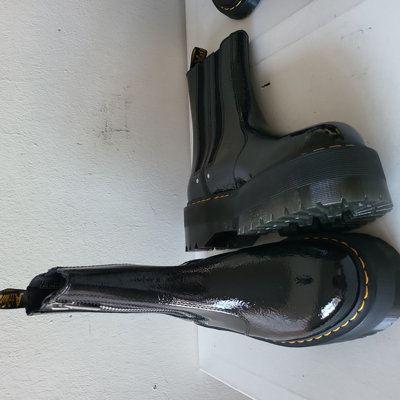 Dr. MARTENS 2976 MAX DISTRESSED PATENT CHELSEA PLATFORM BOOTS SZ-10 NWOT BOX - Picture 10 of 11